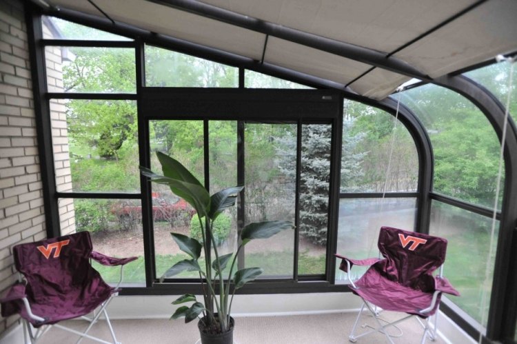 uterum-modern-design-inglasning-svart-solskydd-växtfällbara stolar
