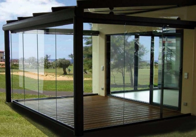 uterum-modern-design-inglasning-svart-glas-vägg-trädgård