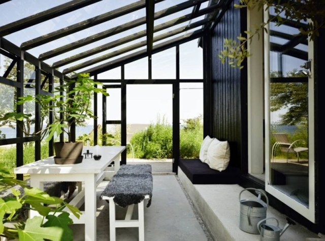 vinterträdgård betongbänk sittdyna matbord fikonväxter
