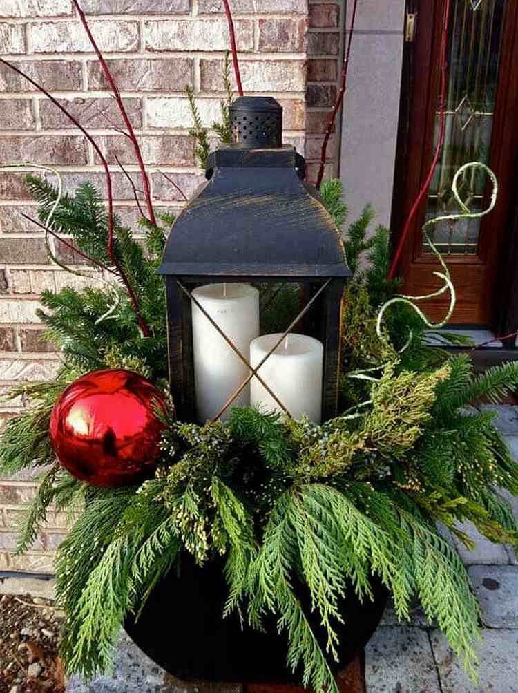 Gör din egen juldekoration utomhus med en ljuslykta