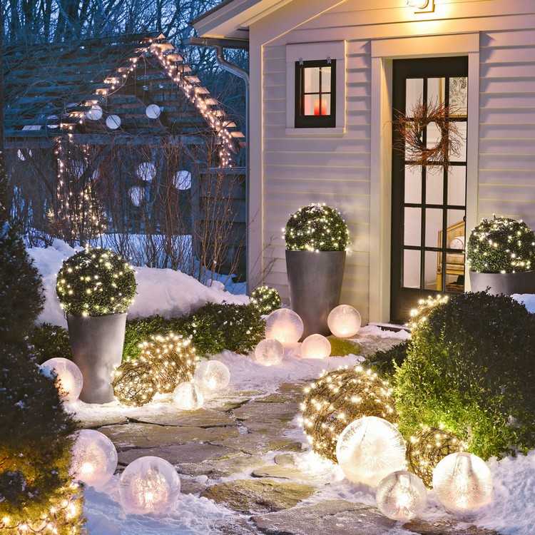 Dekoration i januari med trädgårdsbelysning i frostutseende
