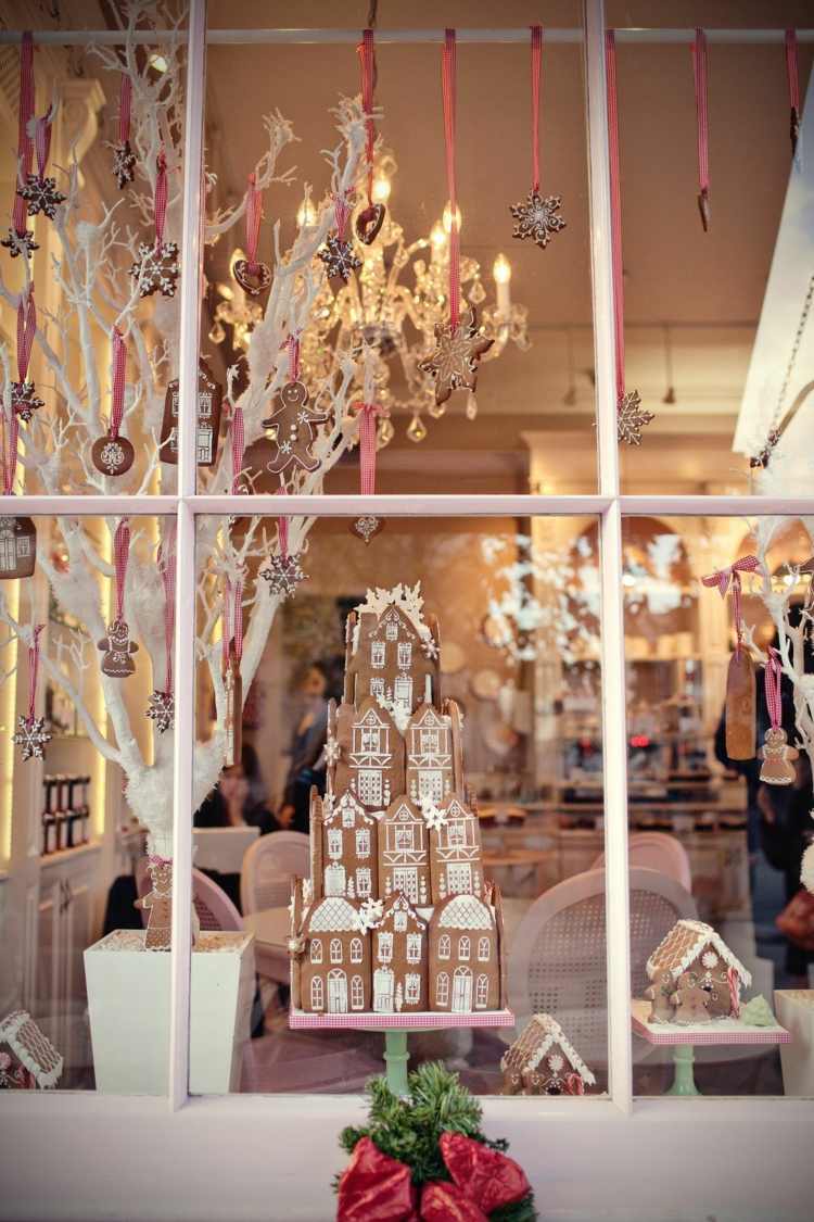 Pepparkakshus som dekoration för fönstret på vintern