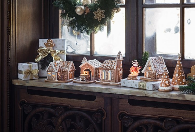 Gör en by på fönsterbrädan av pepparkakshus