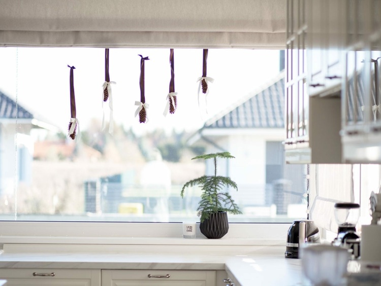 Dekorera köksfönstret enkelt och vackert på vintern med naturmaterial
