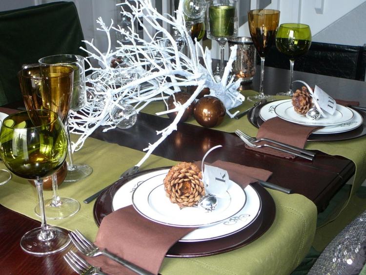 vinter-bord-dekoration-idéer-jul-advent-kottar-brun-grön-elegant-