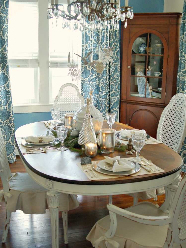 vintrigt-bord-dekoration-idéer-jul-advent-elegant-antika-möbler-ljuskrona-matbord