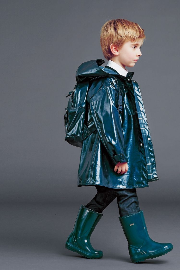 vinter-mode-2015-små-pojkar-kappa-stövlar-regniga dagar