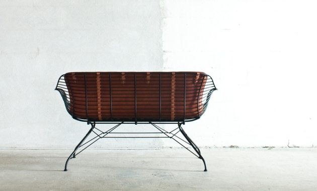 Svart-läder soffa-metall-ram-stål-svart-lackad tråd