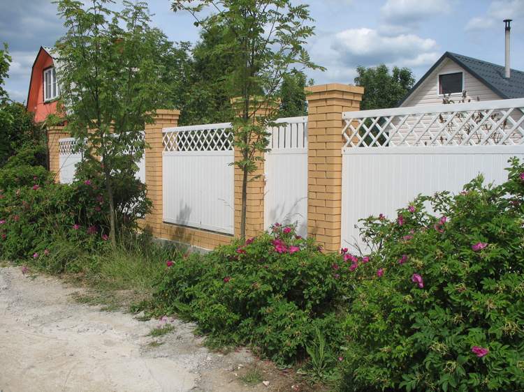Sekretessstängsel av trädgårdsplast-vit-lamell-element-murade pelare