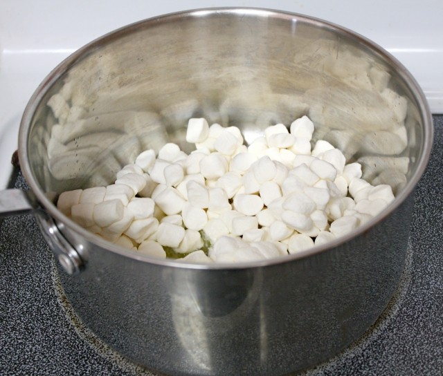 påsk krispiga påskägg smälter marshmallows smör