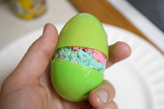 recept påsk krispiga påskägg från spannmål själv gör äggformar av plast
