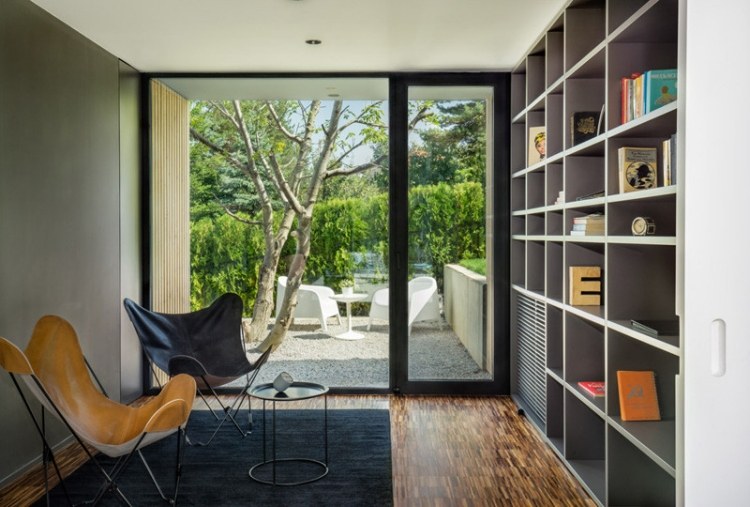 glas-vägg-inuti-läsrum-bibliotek vägg-fåtölj-bambu golv