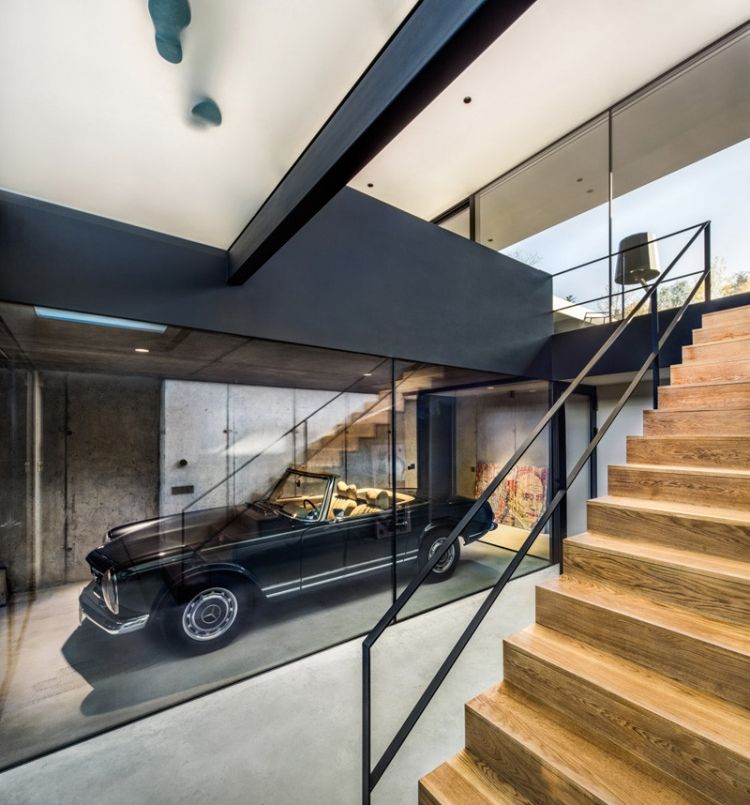 glas-vägg-inuti-utanför-ljus-garage-trappor-modern-stål