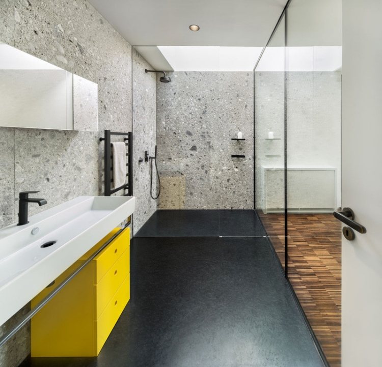 glasvägg-inuti-badrum-modern-design-minimalistisk-svart-natursten