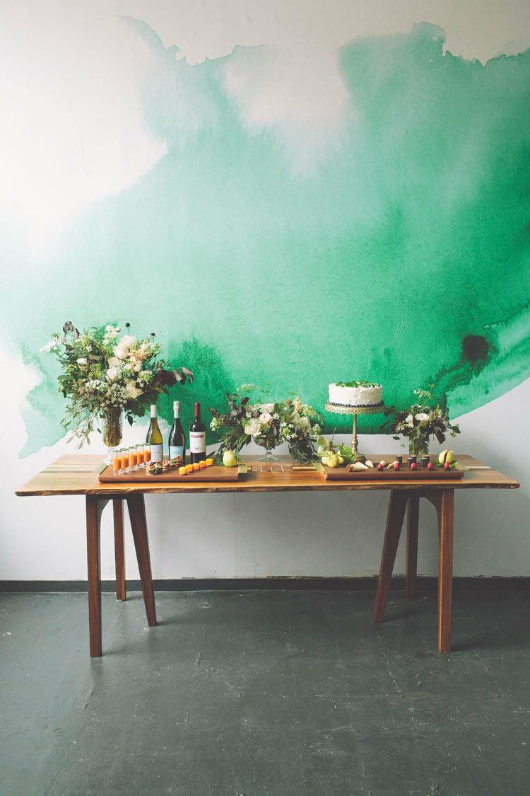 väggdesigntrender akvarellgrön tapet DIY inspiration sidobord