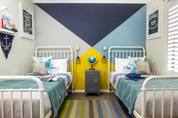 barnrum-målning-original-idé-trianglar-mörkblå-gul-metall sängar