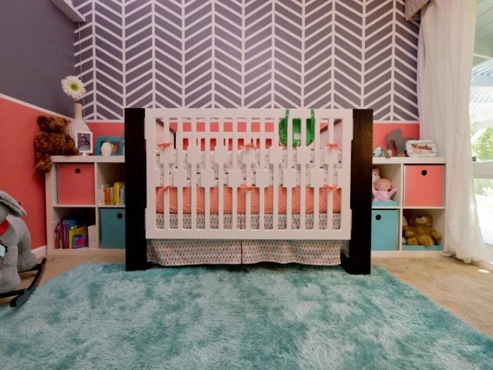 Färgdesign-barnkammare-vägg-mönster-sicksack-rosa-lila-kombinera