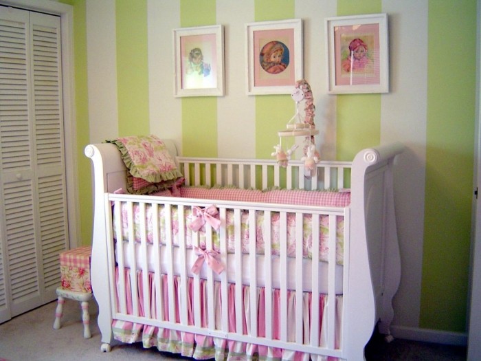 levande-idéer-baby-rum-målning-vägg-längsgående-ränder-ljus grön-vit