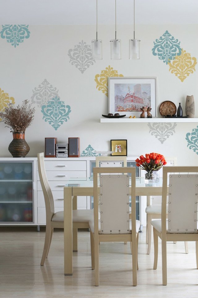 Väggstencil kök designidéer väggfärg blå vit gul