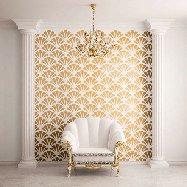 gyllene väggfärg fåtölj vardagsrum klassisk inredning antika möbler restaurera fåtölj