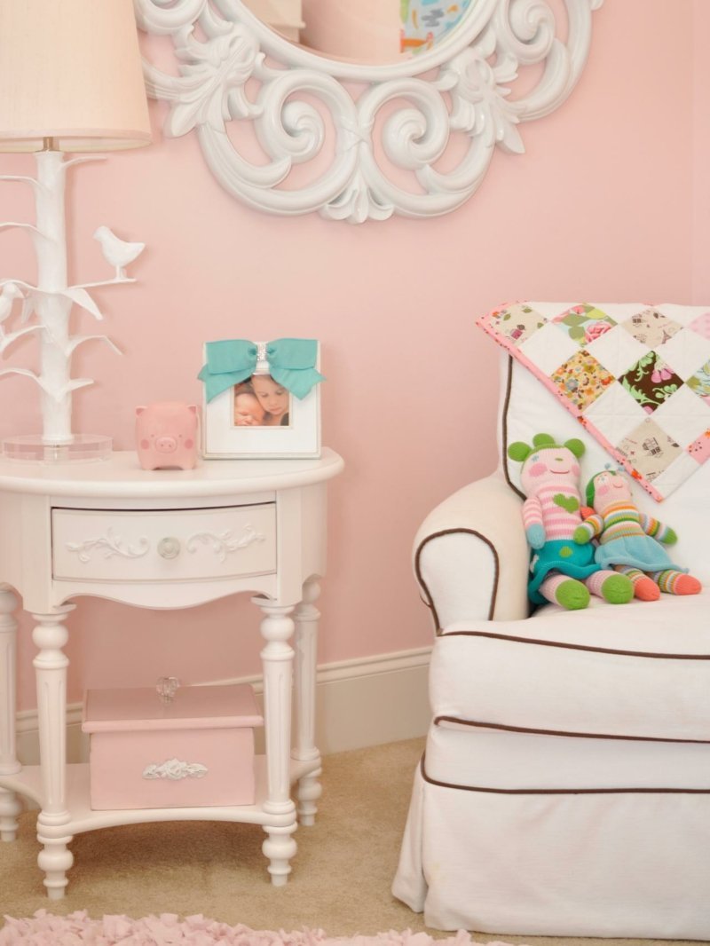 måla väggar baby rum rosa fåtölj sidobord vintage