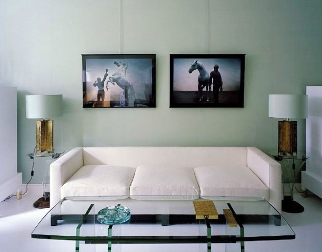 vardagsrum-i-subtil-grönt-ljus-målning-vit-soffa-perfekt-färgmatchning