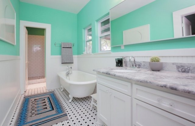 mintgrön-vägg-färg-badrum-vit-kant-badkar-handfat-marmor