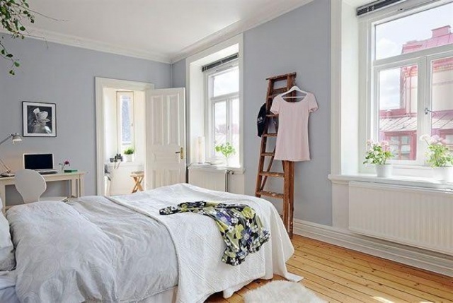 Levande-scen-i-blå-sängkläder-sovrum-väggar-målning-idéer