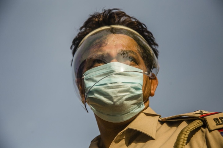 Indisk polis med ansiktsmask - misshandel och fängelse hotar om regelverket bryts