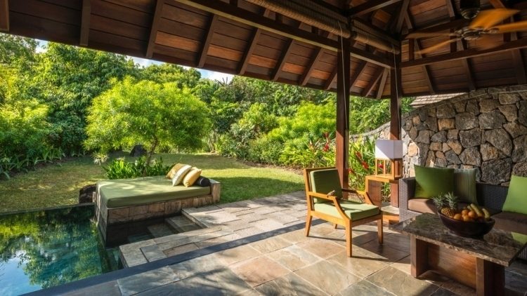 helghus-trädgård-semester-pool-exotisk-pergola-grönska-natursten