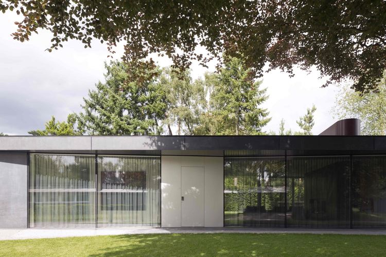 Bor på ett plan husglas modern arkitektur platt tak