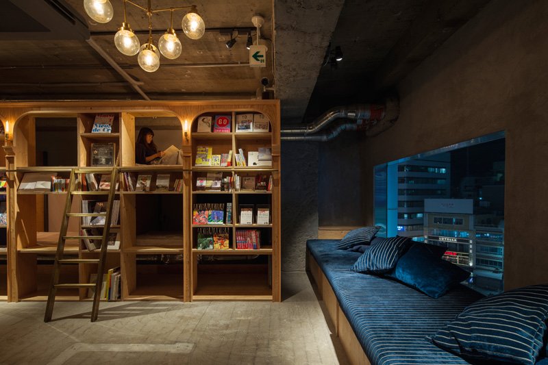 lev-på-tid-vandrarhem-tokyo-böcker-liten-lägenhet-säng-kuddar