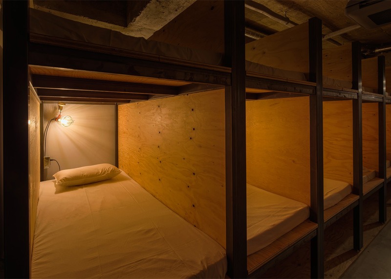 bor-på-tid-vandrarhem-tokyo-sängar-celler-avdelningar-sovplatser