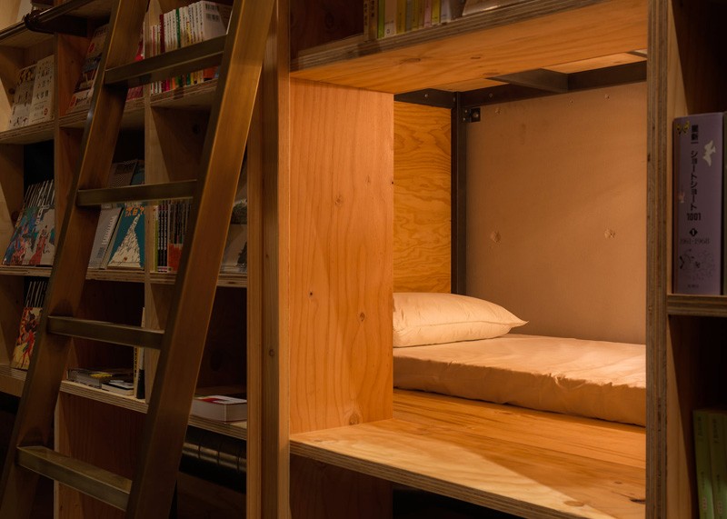 Tillfälligt boende -hostel-tokyo-säng-sovplats-stege-bibliotek-böcker-hyllor