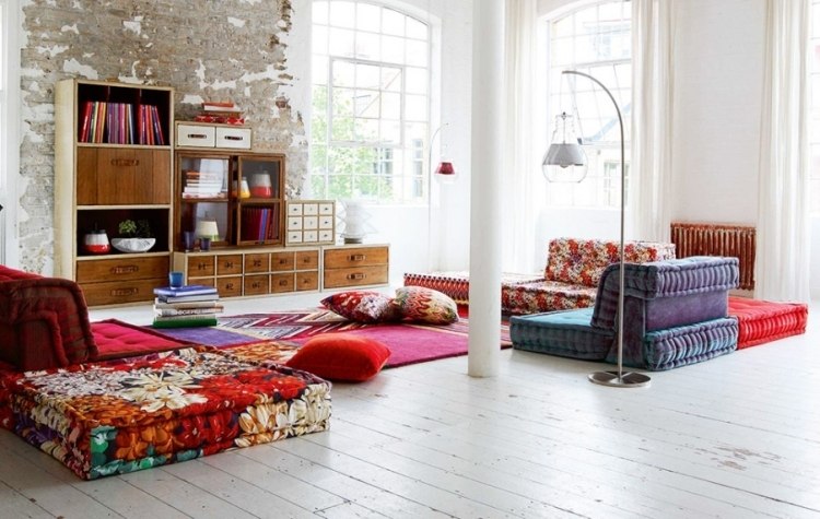 Hippie Chic -boende-boho-golvbräda-vitmålad sittdyna-vägghylla-lådor-massivt trä-ljus