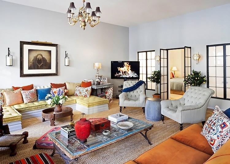 Hippie Chic -living-eklektiskt-vardagsrum-stoppade möbler-sittdynor-jute mattkuddar