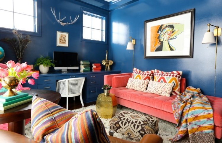 hippie-chic-levande-vägg-färg-blå-bilder-dagbädd-klädsel-korall-färg-skrivbord-kudde
