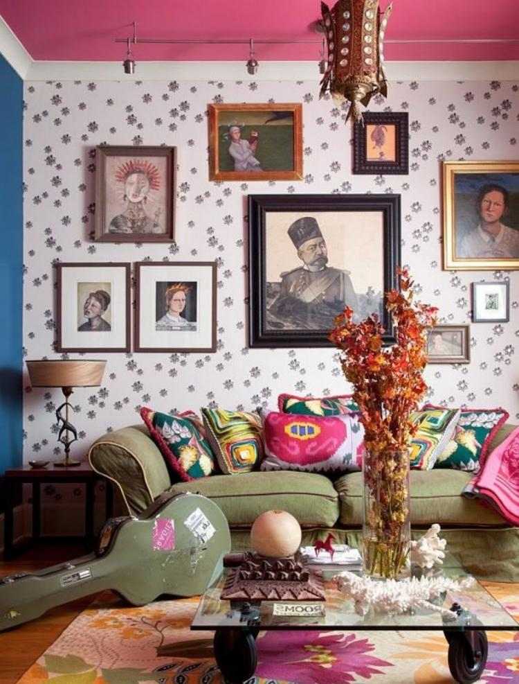 hippie-chic-living-soffa-bild-vägg-soffbord-glas-gitarr-tapeter-tak-rosa