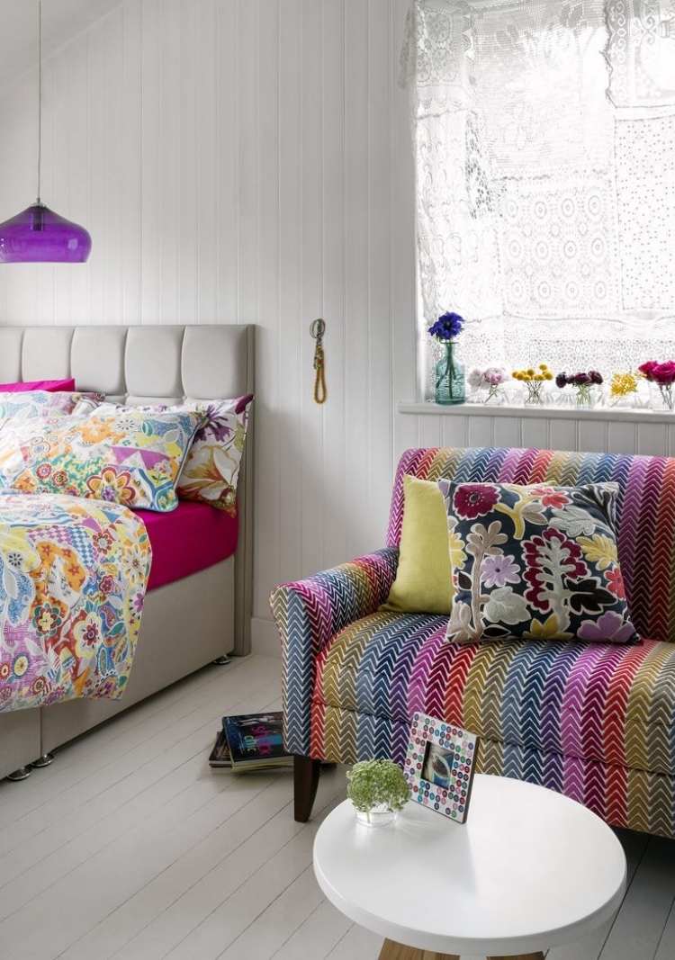 hippie-chic-living-modern-bohem-style-fåtölj-säng-klädsel-färgglada-sängkläder