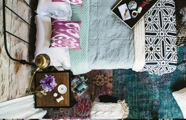 hippie-chic-living-view-ovan-säng-matta-sängkläder-sängbord-kuddar