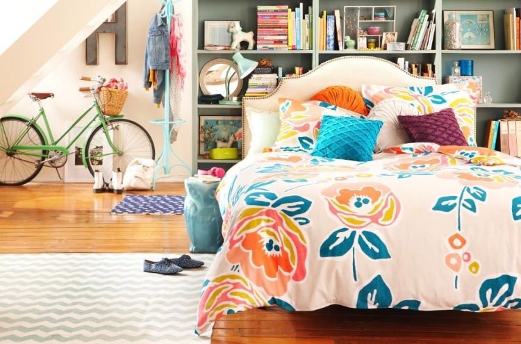 hippie-chic-living-säng-cykel-vägg-hyllor-kuddar-klädhängare