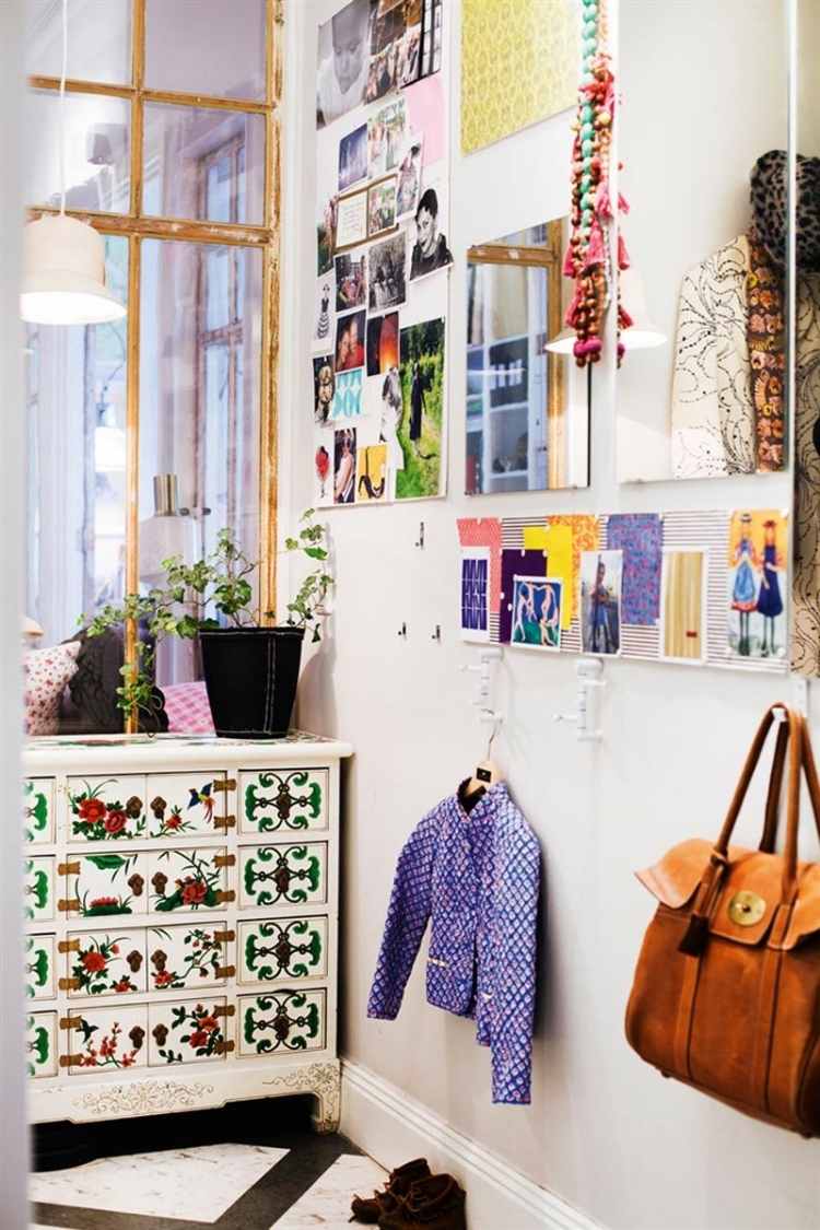 hippie-chic-living-hall-byrå-målad-vit-vägg-bilder-vägg-krok-spegel