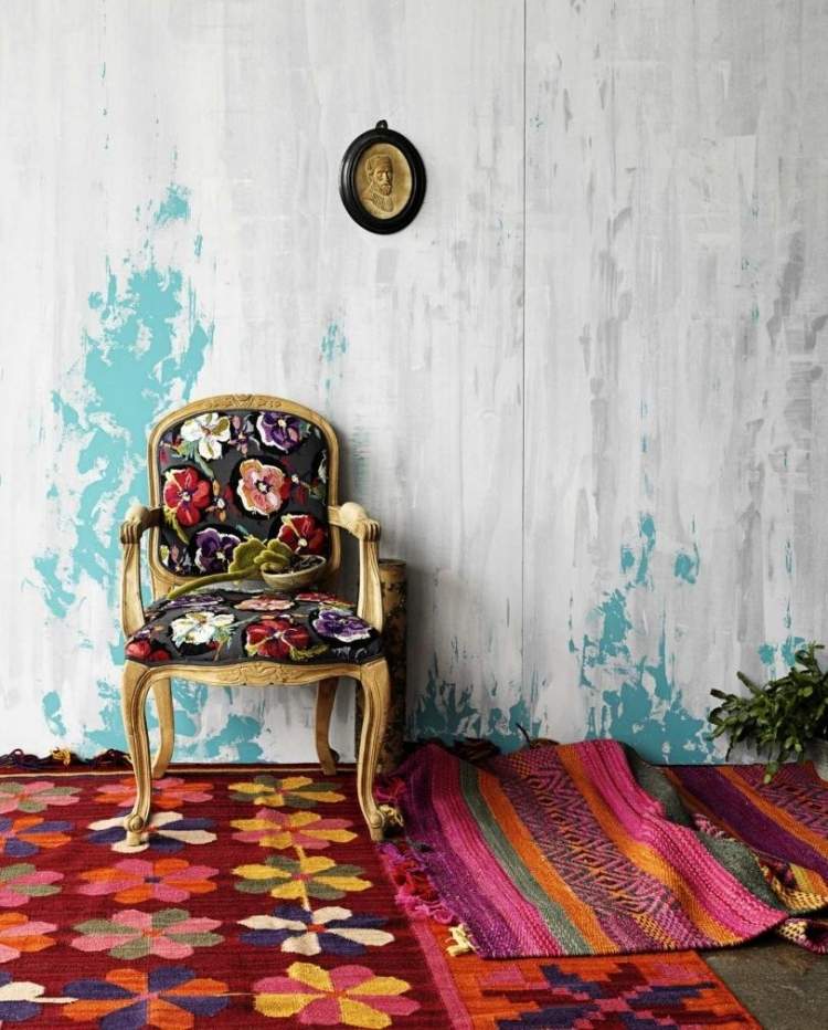 hippie-chic-living-mattor-stoppad-stol-vägg-färg-vit-turkos-antik
