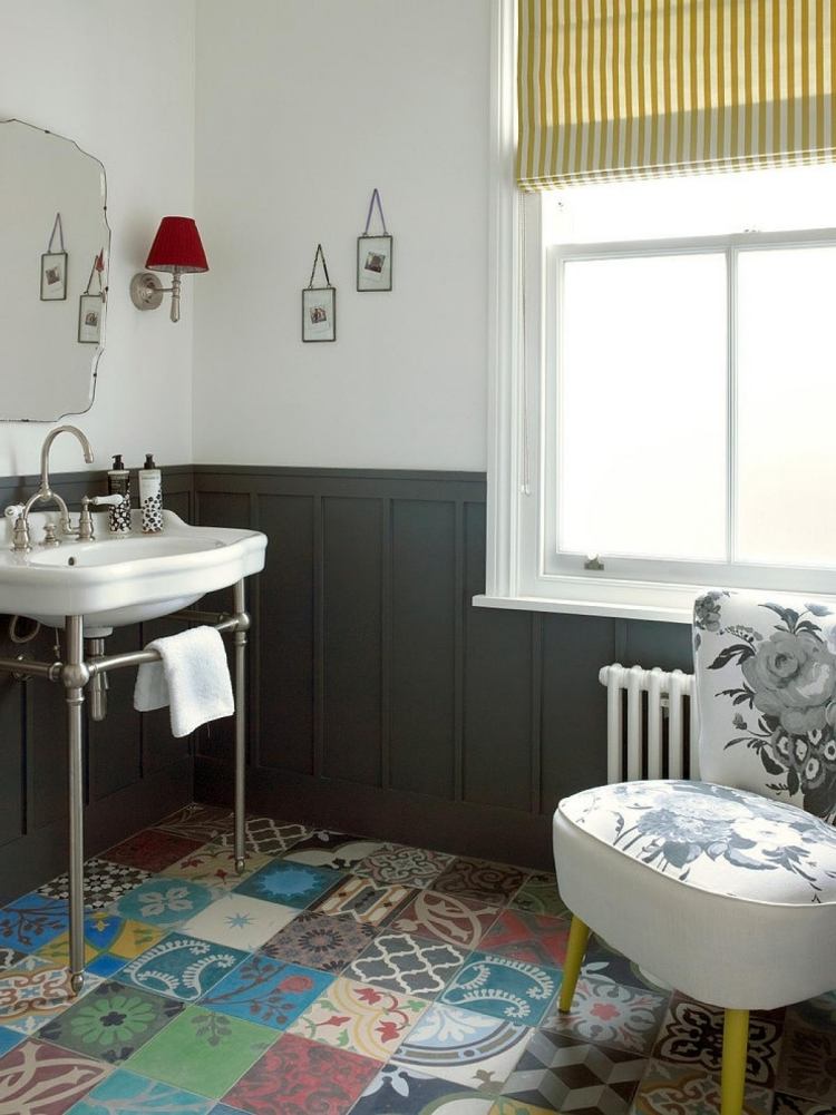 hippie-chic-living-badrum-kakel-färgglada-olika-stoppade-stol-fönster-industri-design-beslag