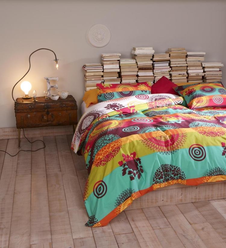 hippie-chic-vardagsrum-sovrum-sänglinne-böcker-hall-golv-nattlampa-desigual