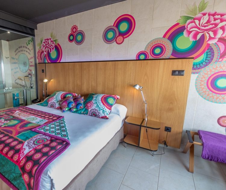 hippie-chic-vardagsrum-sovrum-vägg-dekoration-säng-sänglinne-sängbord-deaigual