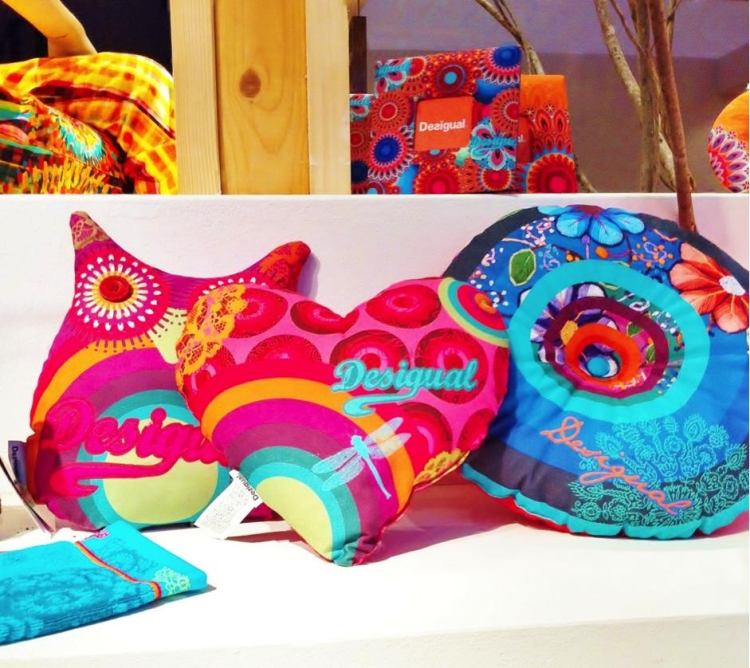 hippie-chic-living-kudde-accessoarer-mönster-tyg-färgglada-desigual