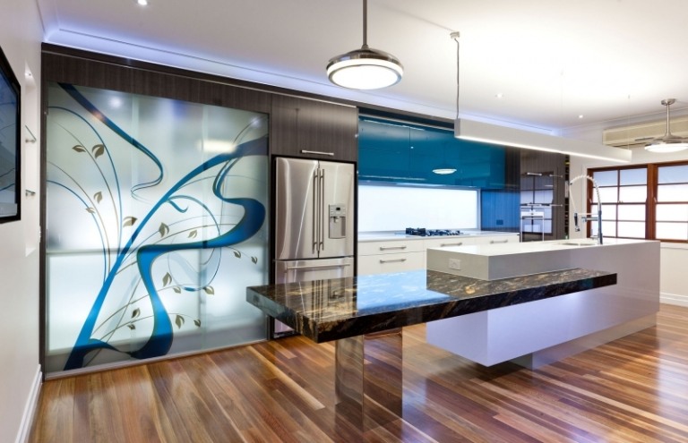 Bor i blått och vitt -moderna-öppet-kök-trägolv-väggdekoration-indirekt-belysning-kök ö-kylskåp
