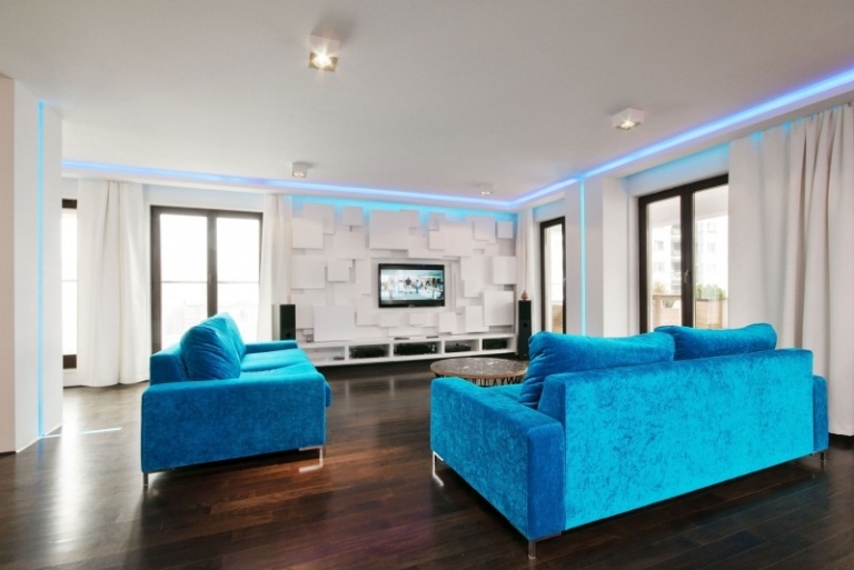 Bor i blått och vitt -moderna-vardagsrum-soffor-trägolv-mörk-led-belysning