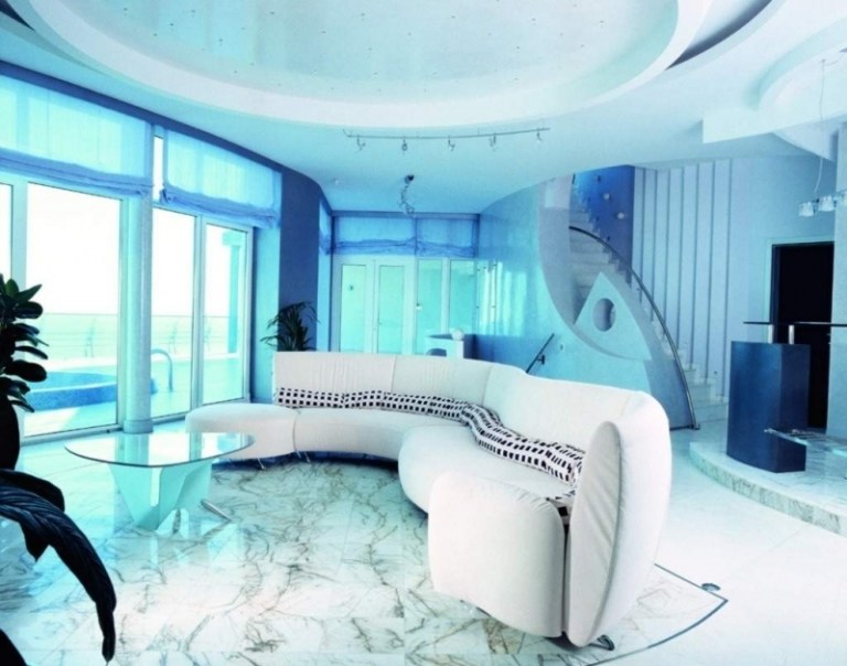 levande-blå-vit-modern-vardagsrum-soffa-böjd-form-marmor-golv-fönster-trappor-extravagant-design